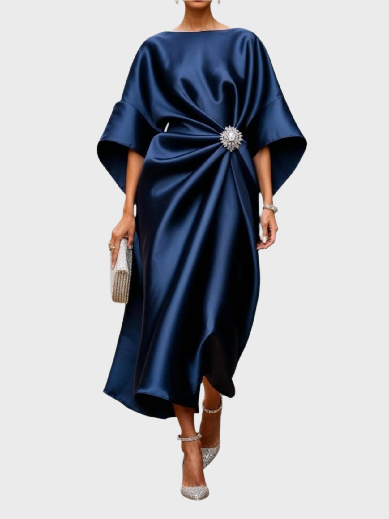 Rochie din satin cu pliuri laterale și cataramă decorativă