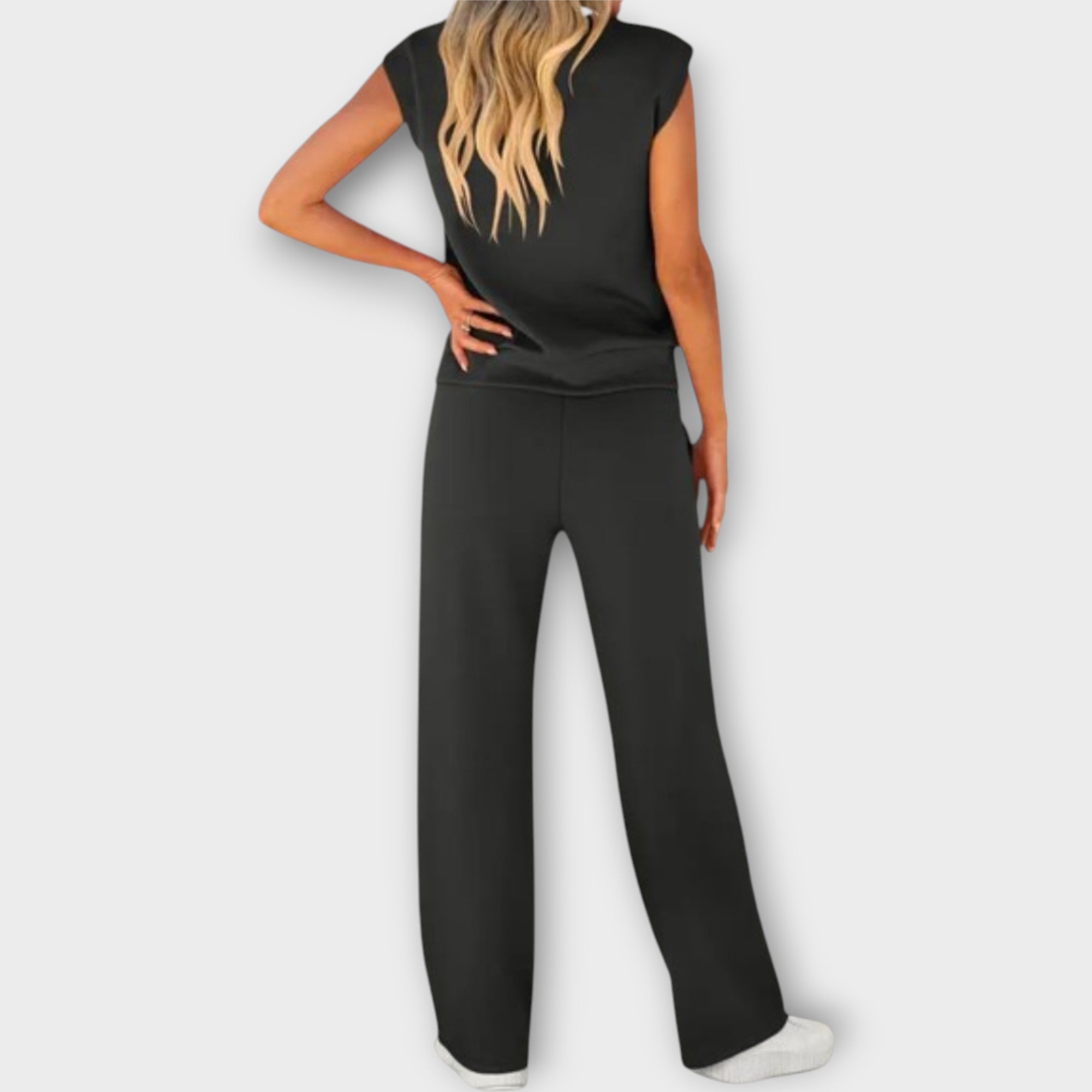 Set top fără mâneci și pantaloni cu șnur de strângere