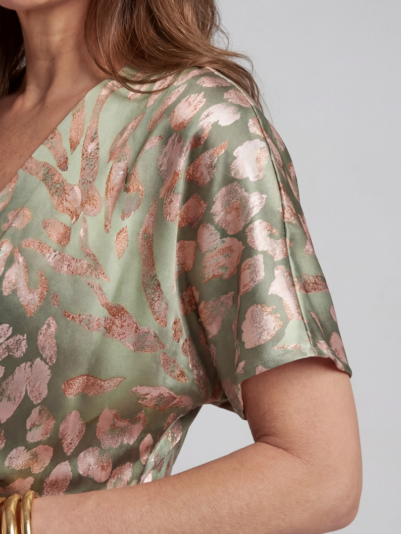 Coralie | Rochie Midi cu Imprimare Abstractă, Decolteu în V și Talie Răsucită