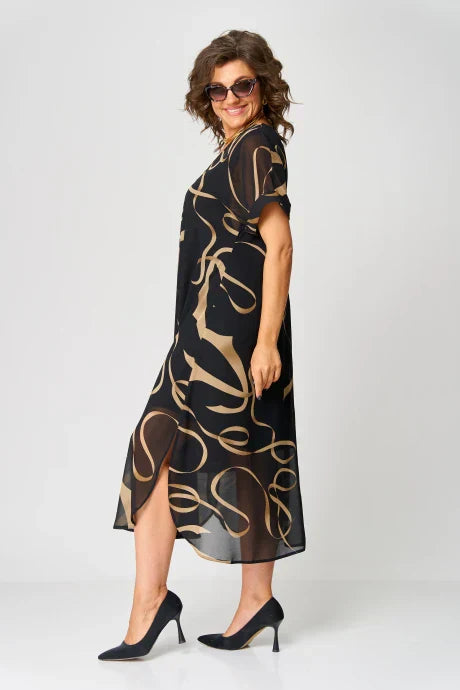 Rochie ușoară cu modele liniare și decolteu în V