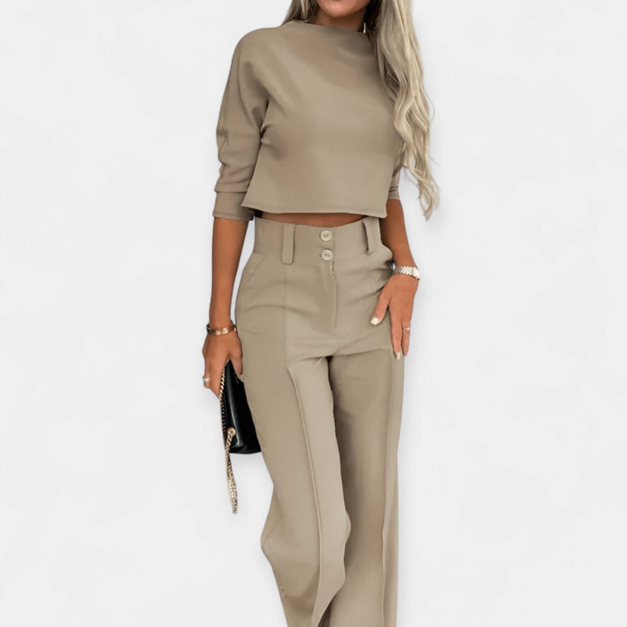Combinație: Crop Top și Pantaloni