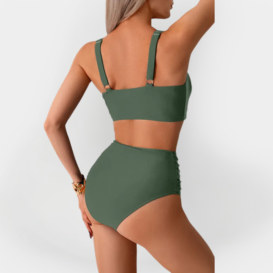 Costume de baie cu croială înaltă și garnitură la piept pentru femei