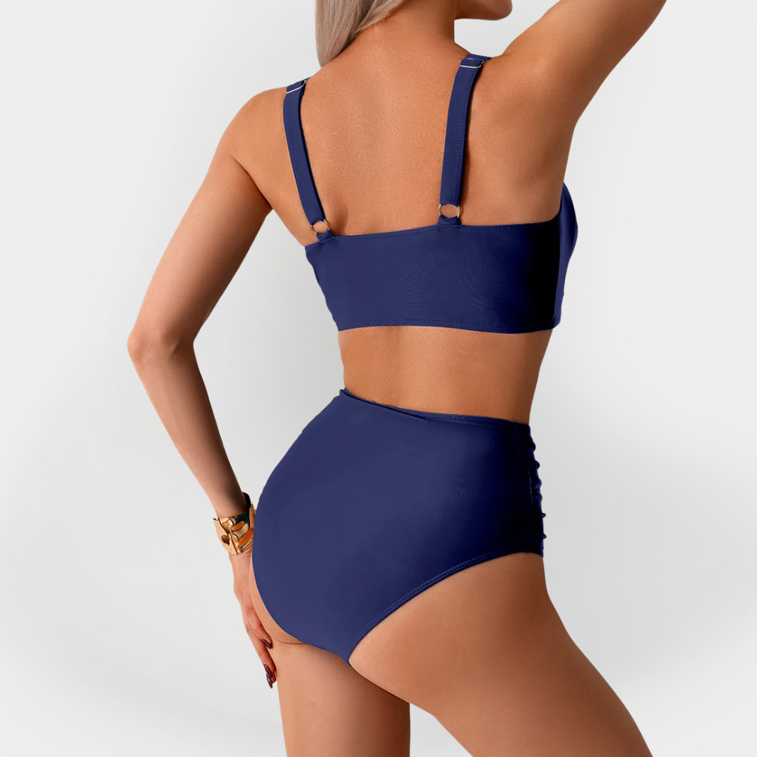 Costume de baie cu croială înaltă și garnitură la piept pentru femei