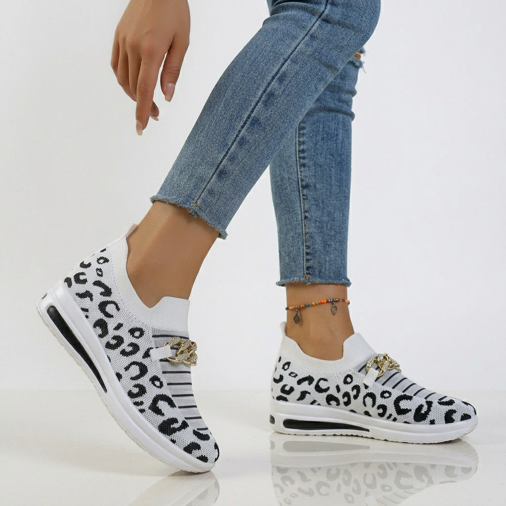Stella - Adidași slip-on cu imprimeu leopard și detaliu lanț auriu