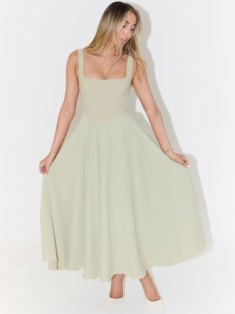Rochie midi elegantă cu siluetă romantică