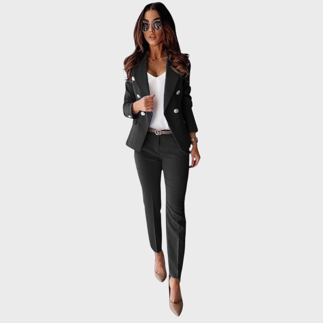 Laura | Costum cu două rânduri de nasturi și croială ajustată