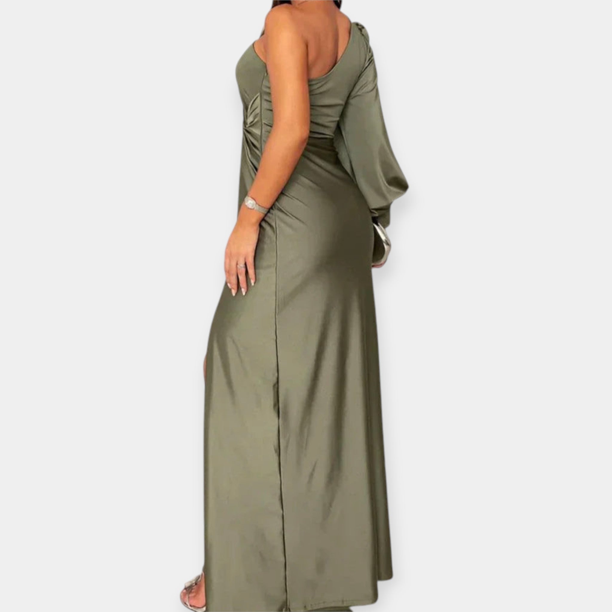 Rochie lungă cu umeri asimetrici și crăpătură 